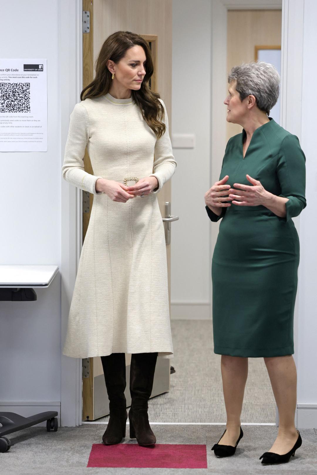 凱特王妃2023年曾穿Victoria Beckham白色針織洋裝亮相。(路透)