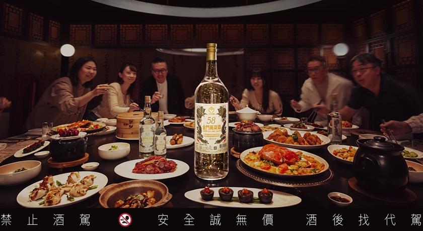 史上最巨5.1公升金門高粱！白金龍「傳家聚寶龍」專屬展台如珍稀藝品