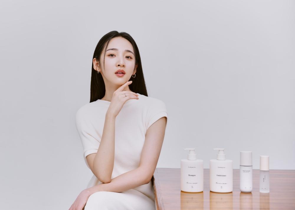 李沐最愛THE MORNING AFTER的「荒杉木保濕修護系列」，讓她洗淨同時又可兼顧滋潤。