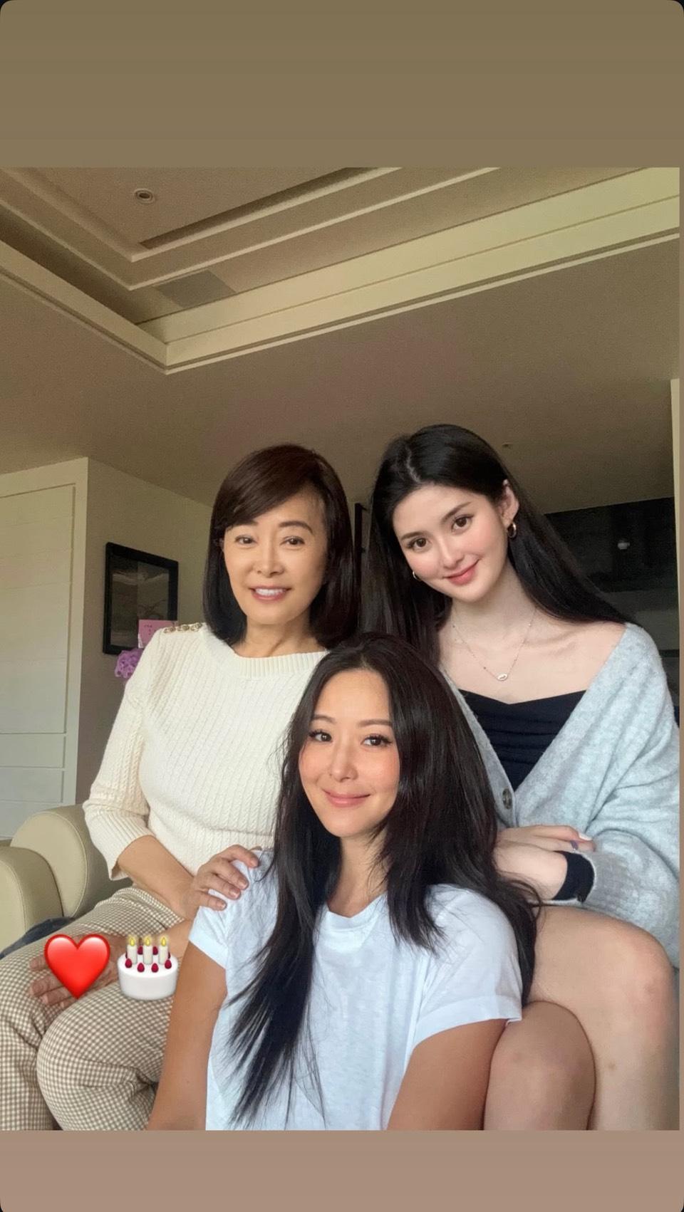 孫芸芸(中)和媽媽何念慈(左)、女兒Trinity(右)一起慶生。(翻攝自IG，以下同)