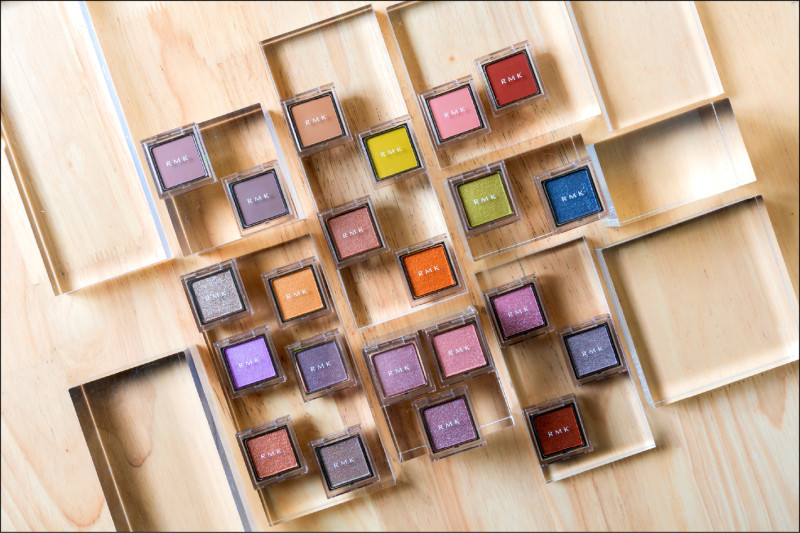 RMK 無拘單色眼影，1,000元，全24色，質地分為Matte霧感、Shimmer爍光、High Sparkle高光燦，僅需要一款色彩就能讓雙眸的妝彩無限延伸，可自由混合調色或相互疊搽，創造無限變化的多樣眼妝。另單售蕊820元、客製化單色眼盒180元。