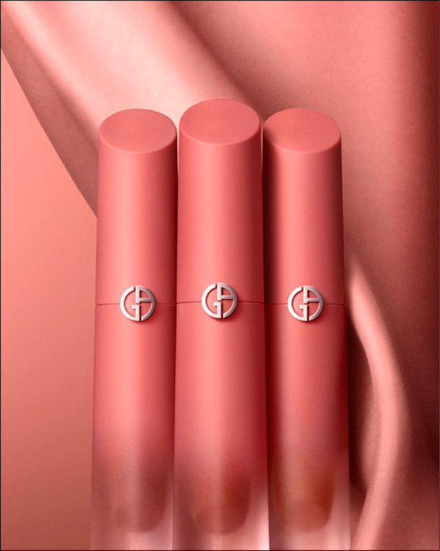 Giorgio Armani 奢華訂製絲緞水唇釉威尼斯日出限定版，1,600元，特調的三款色號皆以粉裸棕為基調，為了讓顏色能不挑膚色且顯氣色，以獨特的「質地轉換技術」打造出輕感水膜質地，觸唇後自然水凝成膜，閃耀高級水緞光。