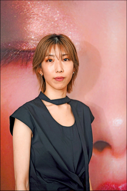 RMK日本彩妝師 川崎莉乃，擅長打造裸透感底妝，能將時尚潮流與日常生活結合，展現簡單個性又具有洗練時尚感的妝容氛圍。