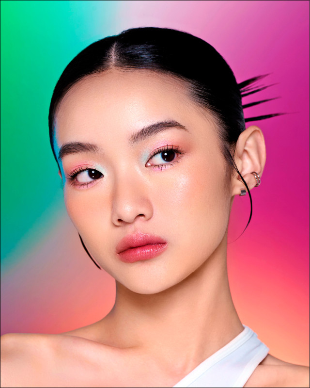 要完美展現金屬光，打造良好的膚況是第一步。