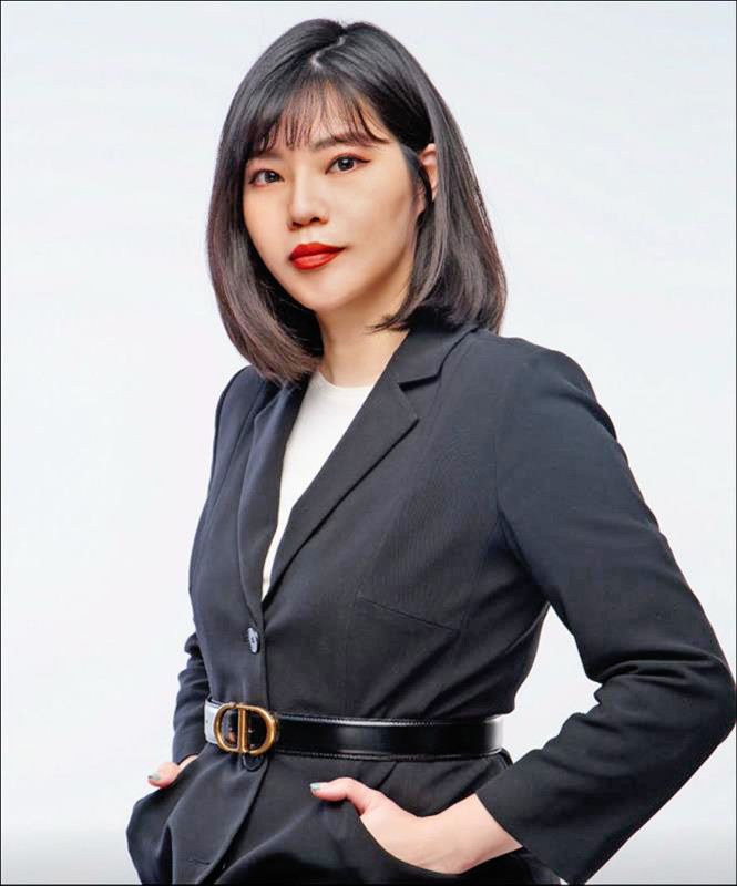 迪奧彩妝訓育講師Mango，品牌工作資歷24年，致力將法式優雅轉化為貼近人心的美妝語言，教學風格注重細節與節奏，認為彩妝是表達自信與美感的方式。
