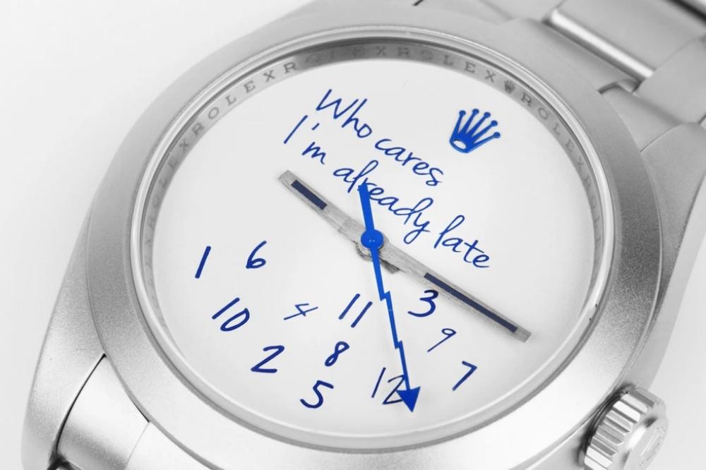 這只限量錶，以「Who Cares, I’m already late」與隨性數字，大玩幽默。