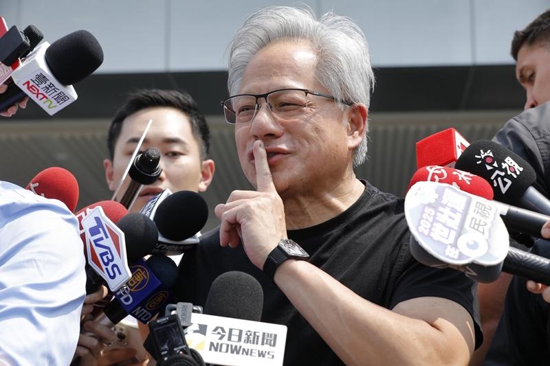 輝達執行長黃仁勳今午後抵台，一身黑衣搭配RICHARD MILLE限量錶款掀起話題。（RICHARD MILLE提供）