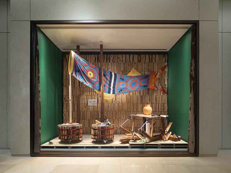 Hermès petit h工坊期間限定於台中大遠百專門店展出，現場邀請木構藝術家郭恩愷利用台灣永續林場取得的柳杉、台灣杉及餘木邊材打造櫥窗與現場陳列檯，呼應petit h工坊永續再生的概念。（Hermès提供）