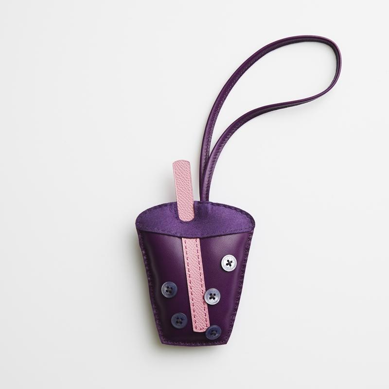 Bag Accessory Bubble Tea H+ petit h（珍珠奶茶造型吊飾），20,700元。（Hermès提供）