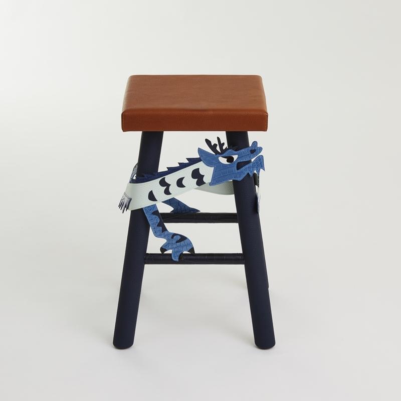 Landscape Medium Stool Dragon petit h （祥龍風景中號椅凳），919,000元。（Hermès提供）