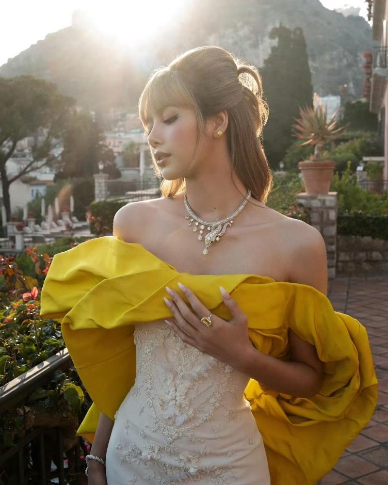 Lisa一身猶如迪士尼公主的造型現身BVLGARI POLYCHROMA高級珠寶展。（翻攝自instagram）