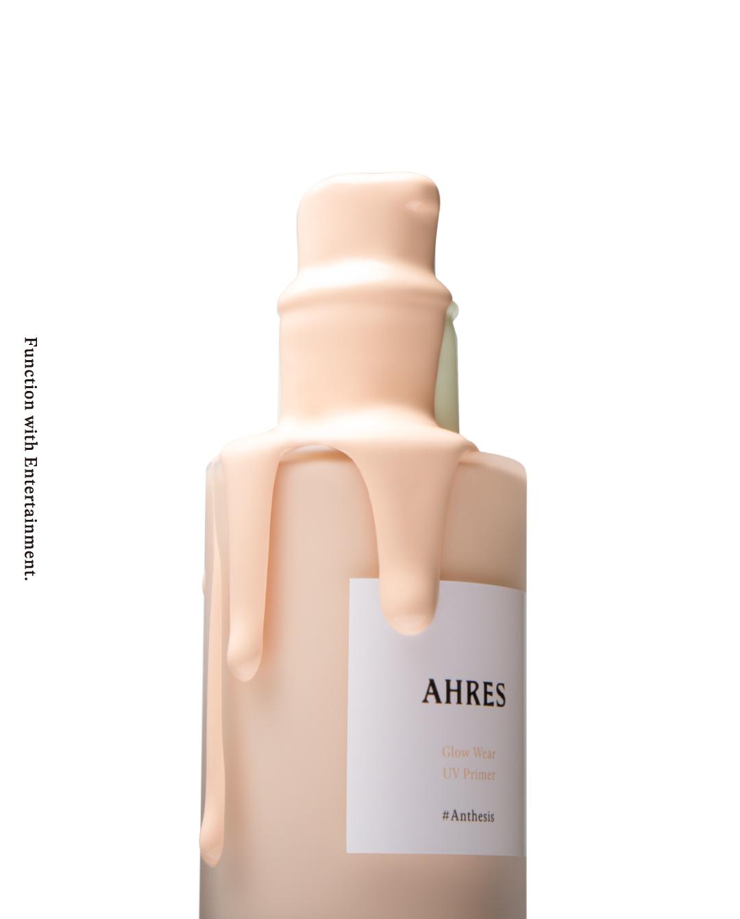 AHRES 光感潤色隔離霜 SPF50/PA++++，30ml/1,050元，清爽舒適同時具備最高防護等級的潤色隔離霜，使肌膚如同披上光澤面紗般柔嫩。