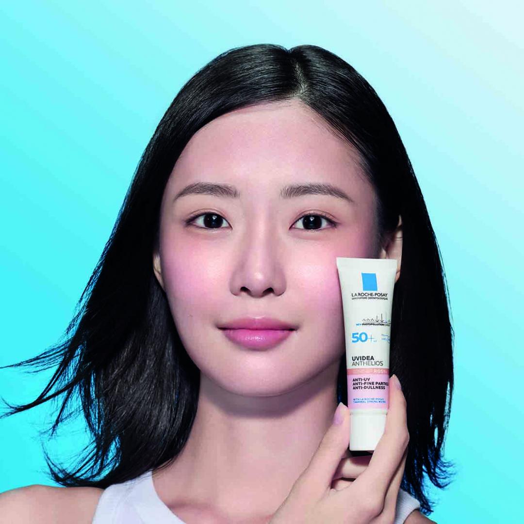 理膚寶水全護清透亮顏防曬隔離乳UVA PRO SPF50+/PA++++#ROSY+，30ml/990元。高達8款高效防曬濾劑加總發揮美肌防曬最強抗UV防護力，添加維他命CG +維他命E提亮膚況，LHA辛醯水楊酸強化代謝、加速煥膚，幫助肌膚平滑細緻。