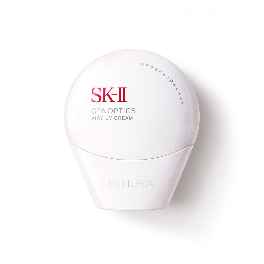 SK-II光蘊輕透全效防曬霜 SPF50+/PA++++，2,250元。結合保濕、提亮、緊緻、UV 防護、妝前飾底五合一，一抹煥亮膚色，輕鬆打造高級光感輕底妝，全新配方保留SK-II經典傳奇保養成分PITERA™，並添加SK-II最新研發「恆璨光蘊複合精萃」成分，上妝同時提升膚質。