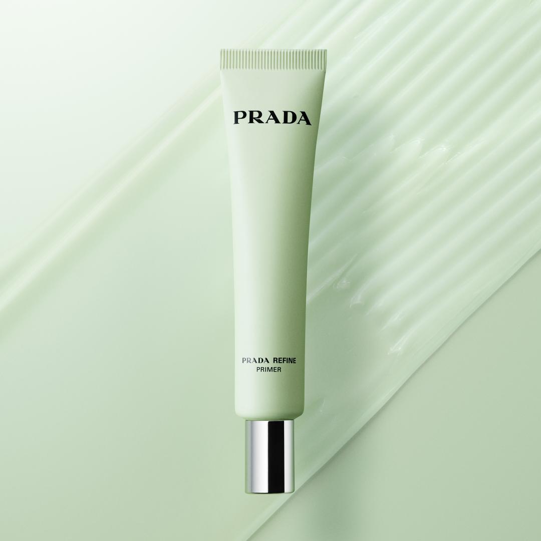 PRADA柔焦妝前乳30ml/2,200元。同於一般綠色飾底乳標榜修飾泛紅的作用，擠出時為綠色凝霜質地，一上臉瞬間轉為透明無色、形成輕盈柔霧的隱形妝效，能有效控油、柔焦毛孔瑕疵，透明無色卻能精緻修飾肌膚質感，同時不影響後續底妝的顏色。