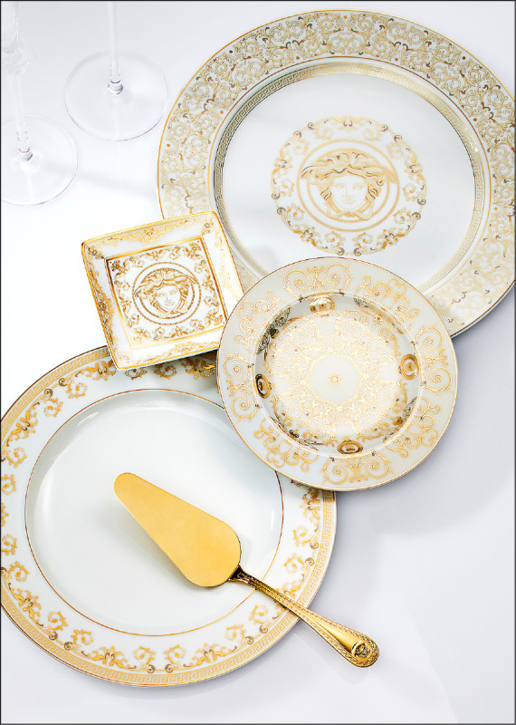 Versace推出最新Medusa Gala餐具系列，將品牌指標性元素作為裝飾重點。