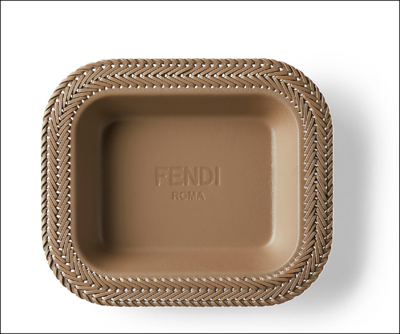 FENDI皮革小盤，價格店洽。