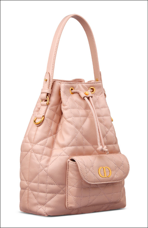 Dior Caro粉色籐格紋小型水桶包，120,000元。