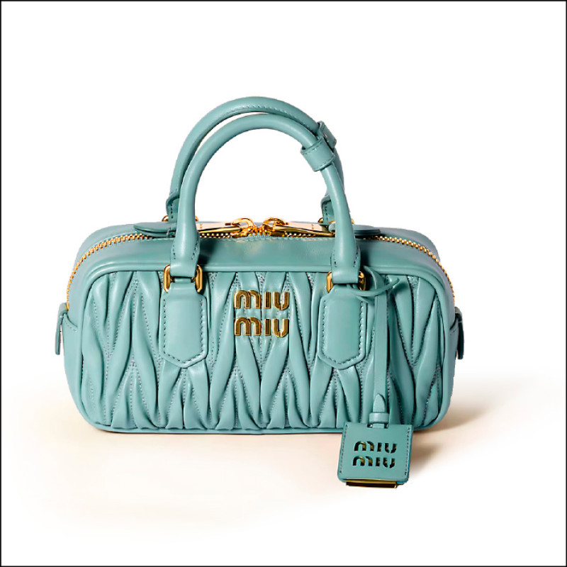 Miu Miu Arcadie Matelassé納帕皮革肩背包，105,000元。