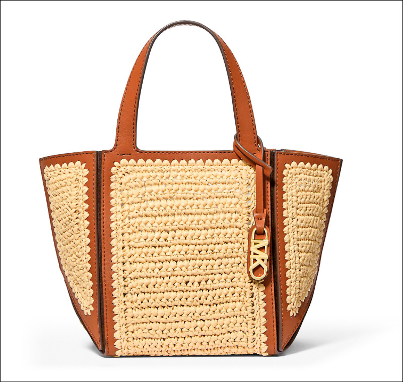 Michael Kors Jordi咖啡色拉菲草小提包，12,300元。