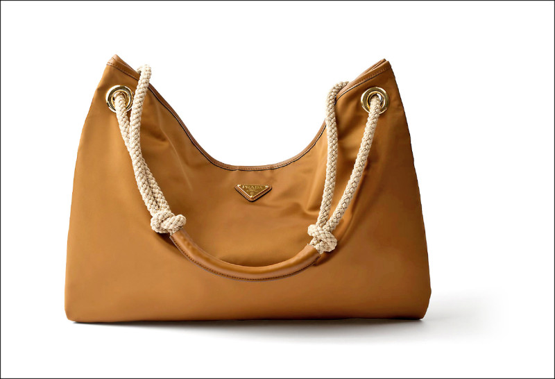 Prada Re-Nylon Mariner肩背袋，76,000元。