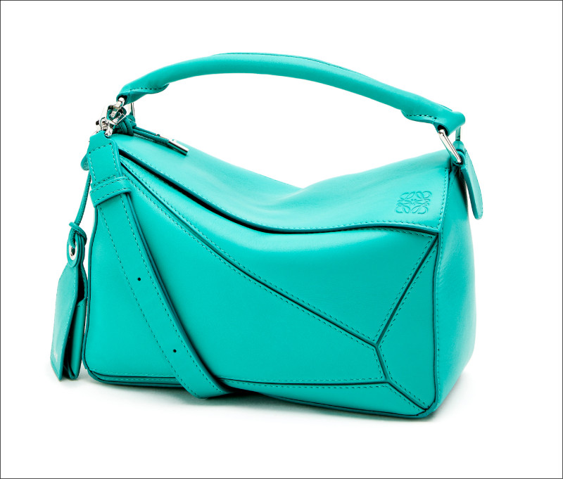 Loewe Featherlight Puzzle納帕小羊皮海藍寶石色小款肩背手提包，149,000元。