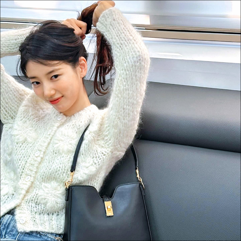 秀智選擇復古風格的Celine Camille 16 Soft搭配私服造型。（翻攝IG＠skuukzky）