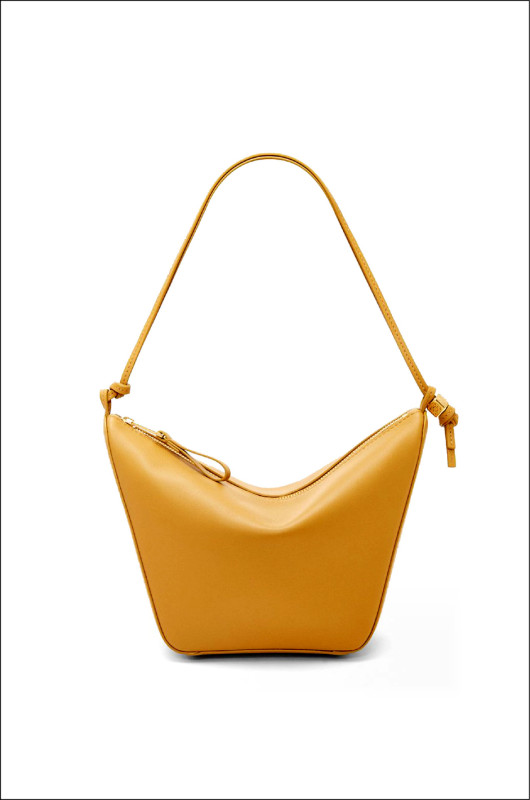 Loewe 迷你經典小牛皮Hammock Hobo，67,000元。