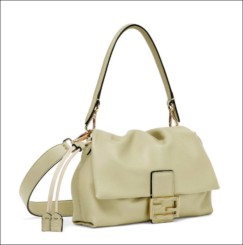 Fendi小羊皮中型Mamma Baguette，114,500元。