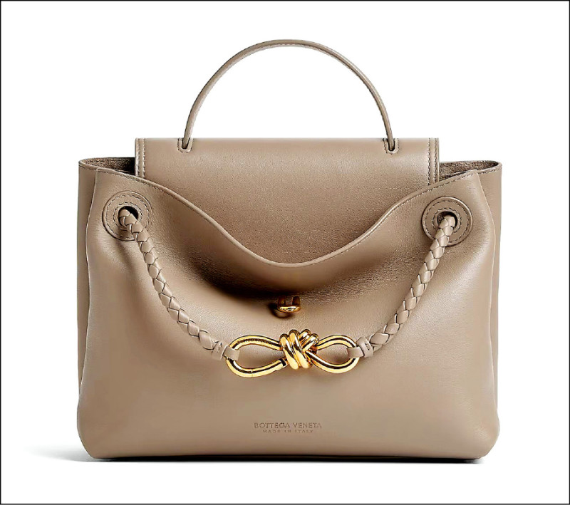 Bottega Veneta Ciao Ciao絲滑皮革小型手提肩背包，156,800元。