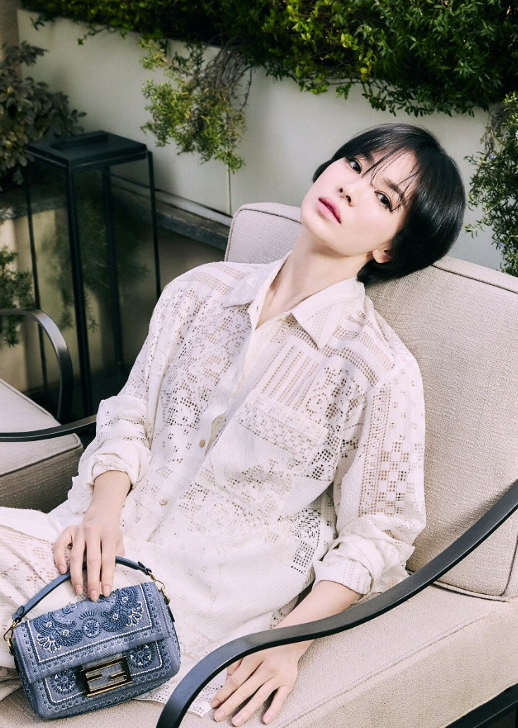 宋慧喬靠完美外型和高人氣，手握多個代言，圖為Fendi夏季系列形象廣告。(翻攝自IG，以下同)
