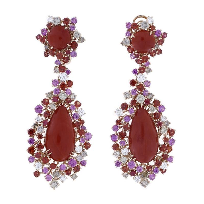 DAMIANI Masterpiece Mimosa大師傑作含羞草系列18K白金鑽石鑲嵌藍寶石與珊瑚耳環，1,690,000元。（DAMIANI提供）
