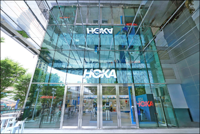 HOKA 遠東Garden City門市為全球店裝，展示全系列鞋款。
