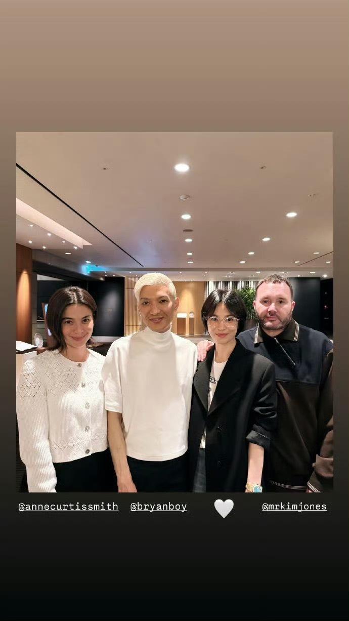 宋慧喬日前PO出與時尚圈好友聚會的私照，又見腕間出現讓人眼睛一亮的錶款。（翻攝自instagram）