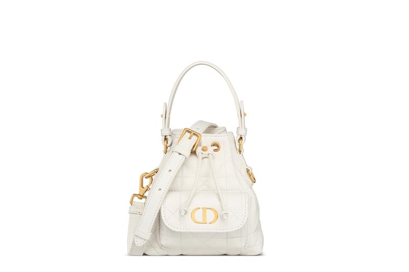 Dior Caro 白色籐格紋小羊皮迷你水桶包，100,000元。（Dior提供）