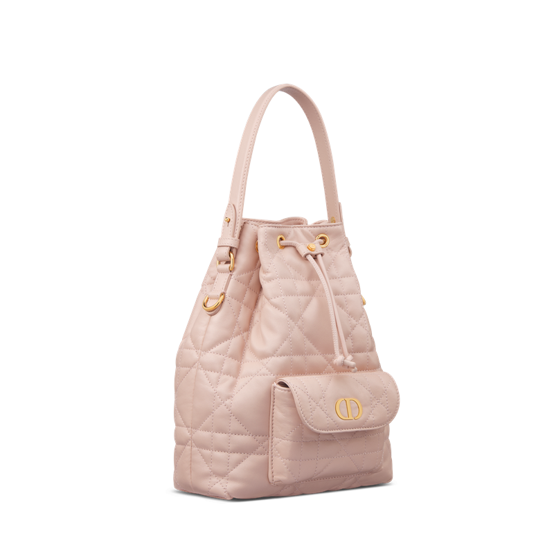 Dior Caro 粉色籐格紋小型水桶包，120,000元。（Dior提供）