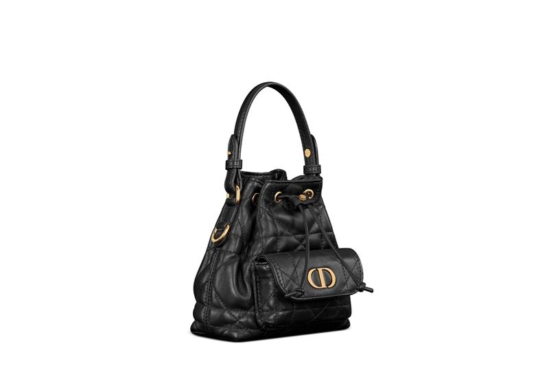 Dior Caro 黑色籐格紋小羊皮迷你水桶包，100,000元。（Dior提供）