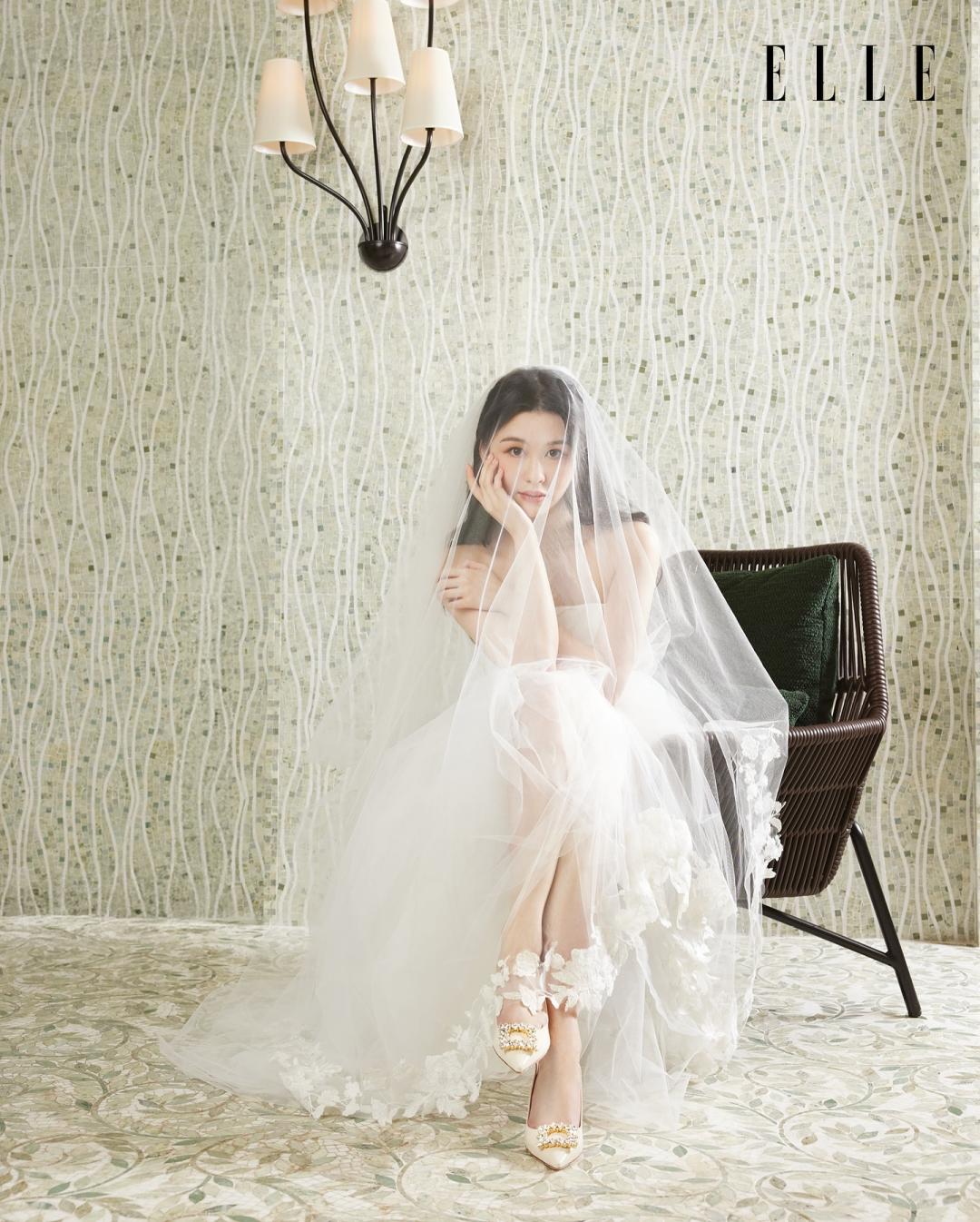 邱淑貞23歲愛女披白紗當「準新娘」！小女孩長大了直呼：好害羞