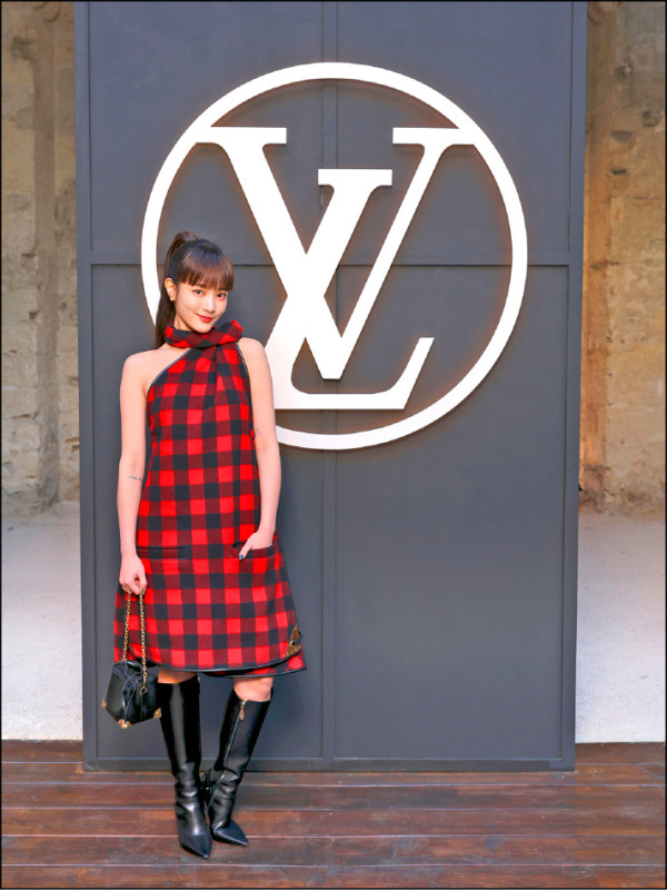 王淨以搶眼的格紋裙造型出席Louis Vuitton早春女裝秀。