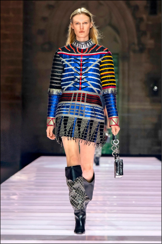 散發濃厚中世紀氛圍的服裝細節，為Louis Vuitton 2026早春度假系列揭開序幕。