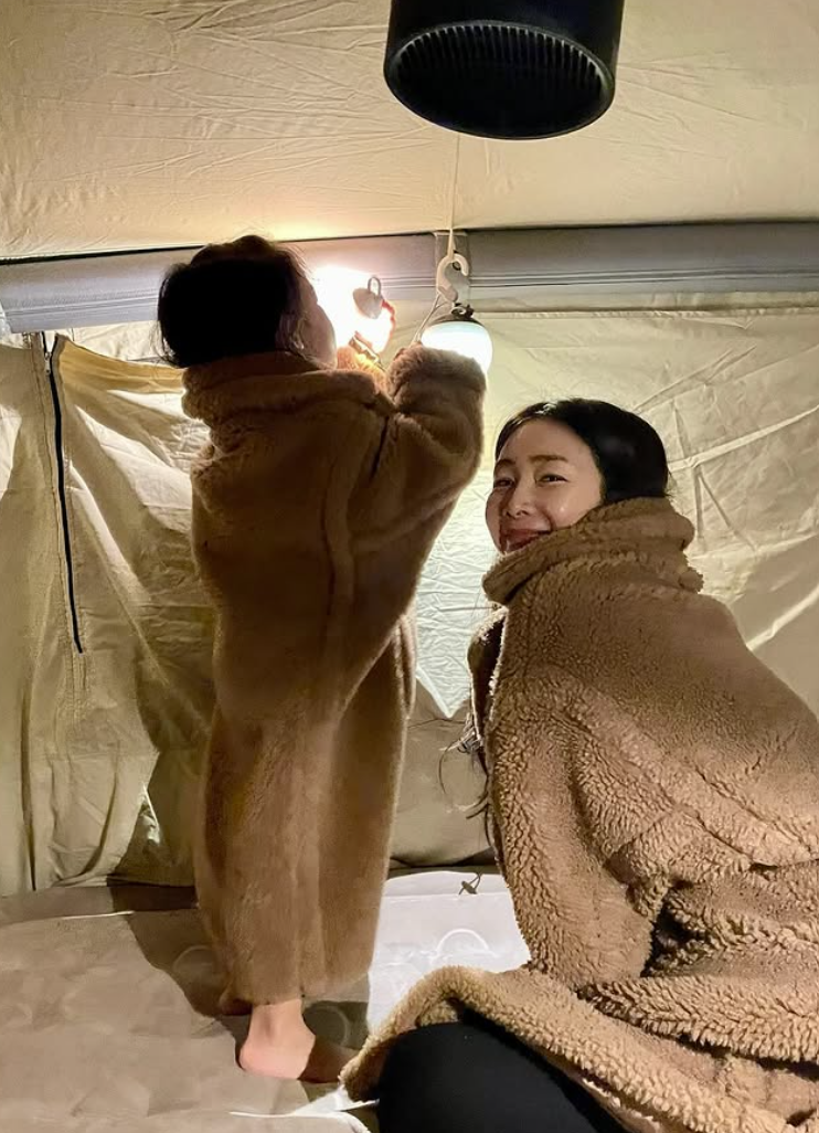 崔智友經常和女兒穿母女裝。