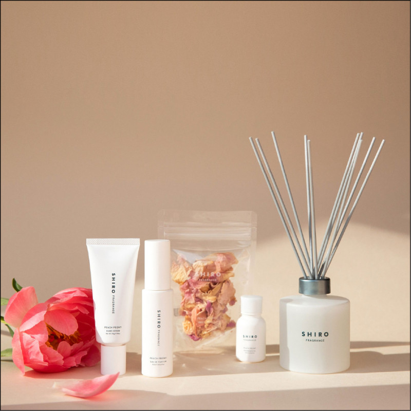 SHIRO限定蜜桃芍藥系列，左起：護手精華乳55g／900元、香水40ml／1,100元、香氛精油20ml／750元、擴香180ml／1,200元，5月29日台灣限量發售。