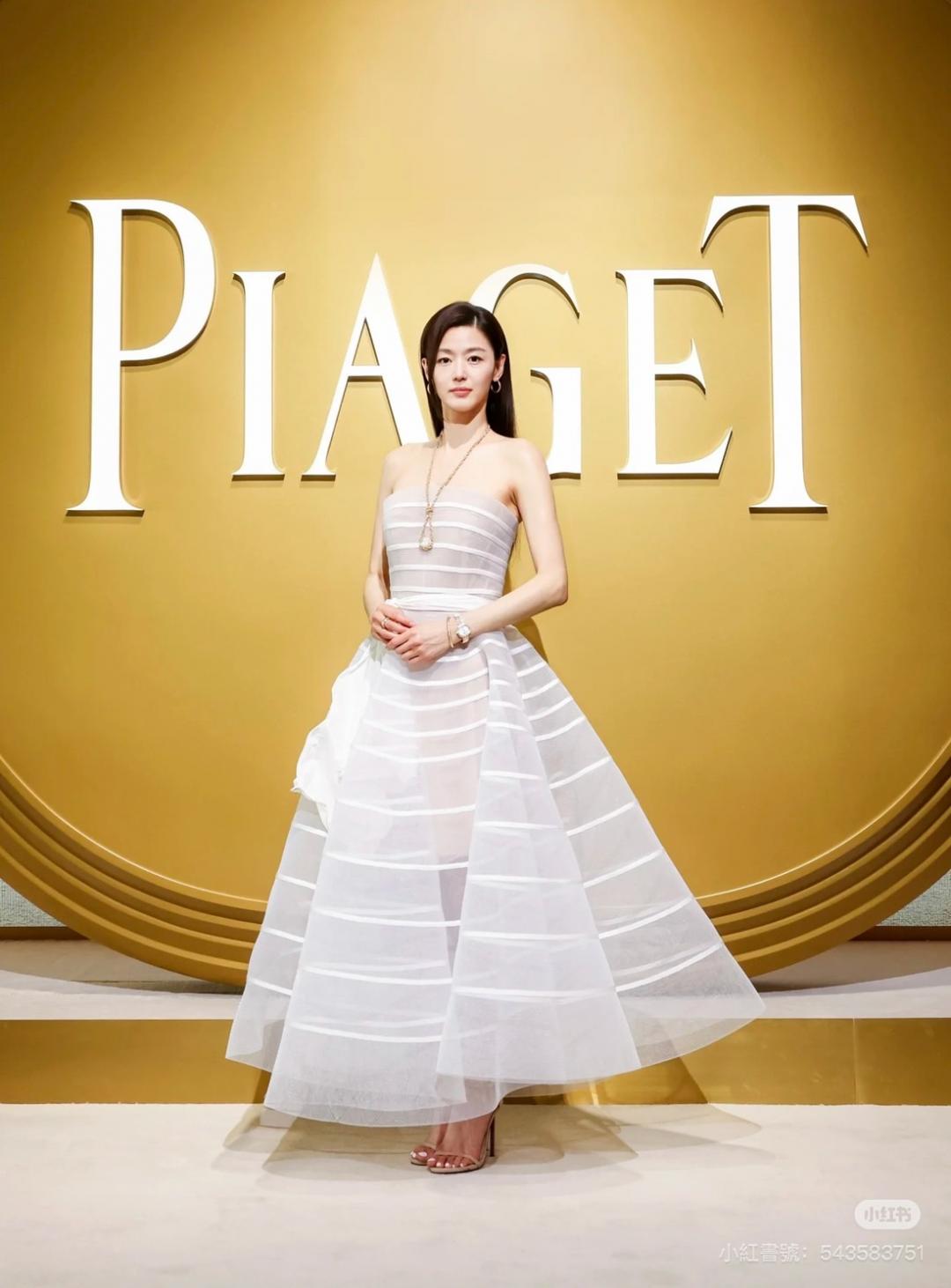 全智賢出席伯爵 （PIAGET）活動，穿著一襲Oscar De La Renta白色網紗禮，美翻了。