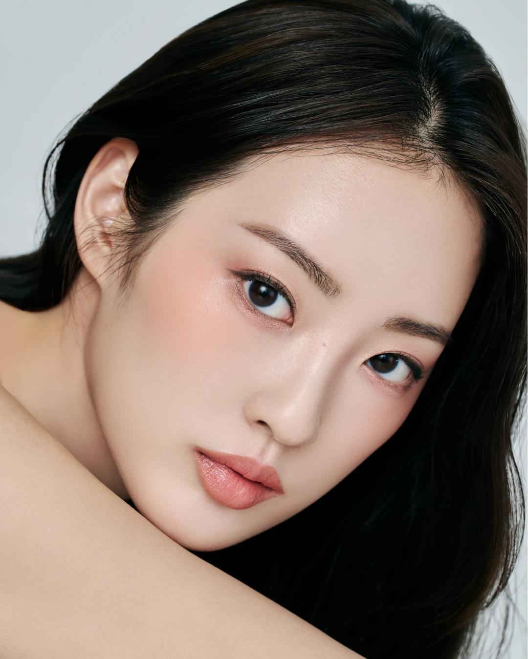 加入香檳微光色，讓紫色更柔和、更貼近亞洲女生膚色的定妝需求。