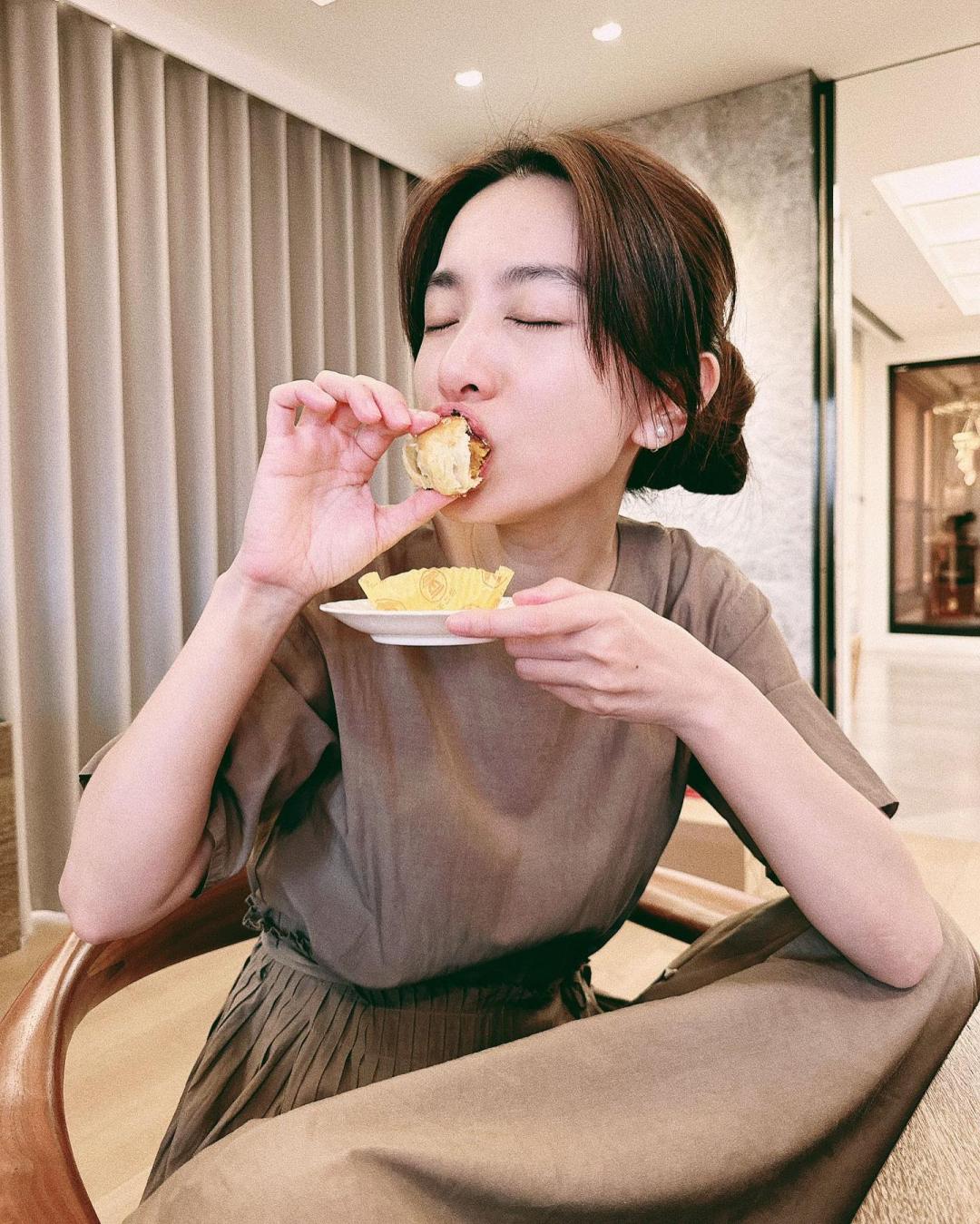 Hebe喫大量蔬菜及原型食物，但有時還是會喫些「心情食物」。