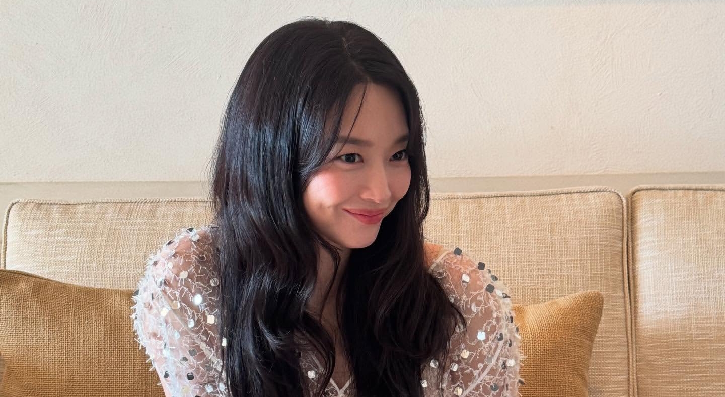 申敏兒全身透明現身西班牙度假小島！腰部以下開衩「危險尺度」不怕走光