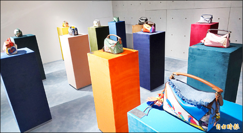 Loewe Puzzle 10週年展覽以互動體驗方式，邀請觀覽者走進經典包的創作世界。（記者潘少棠攝）