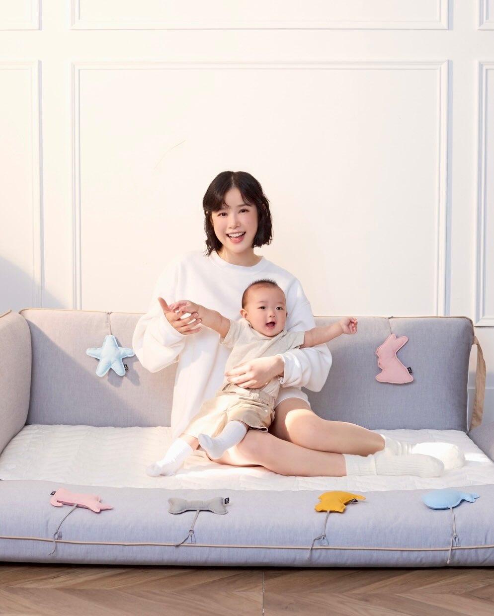 李佳穎是親餵母乳的媽媽，希望找一張既能方便哺乳，又能陪睡的嬰兒牀。
