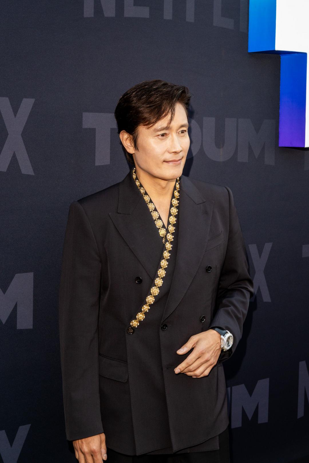 李秉憲代表《魷魚遊戲》出席Netflix Tudum直播活動，一身帥氣西服造型成為焦點。（Netflix提供）