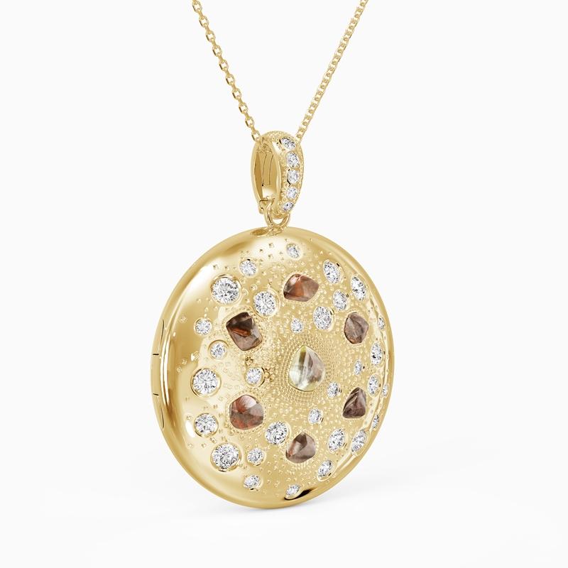 全新 De Beers Talisman Locket 18K黃金鑽石原石圓牌吊墜項鍊，20週年限量款。（De Beers提供）